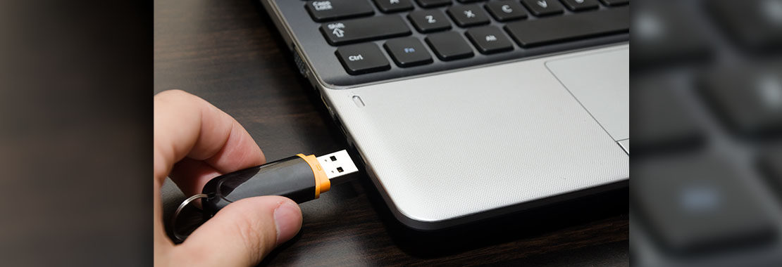 Person plugging in a usb drive